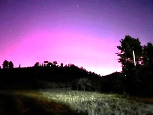 La magia dell'aurora boreale infiamma i cieli della Toscana