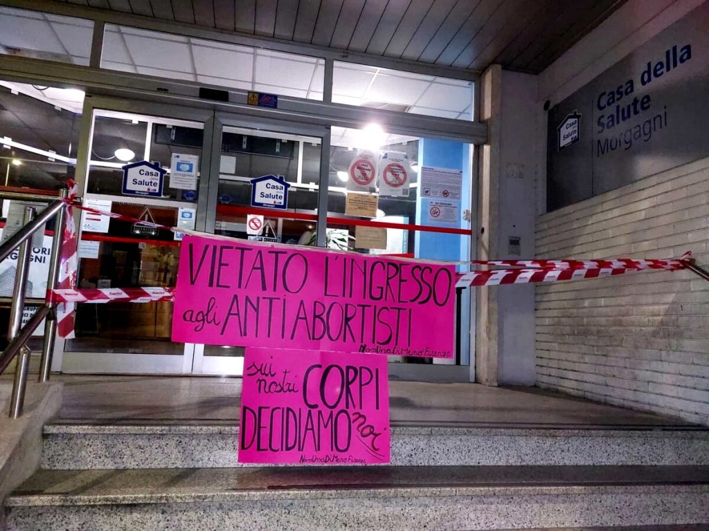Non Una di Meno 'chiude' i consultori: "Vietato l'ingresso agli anti-abortisti" / FOTO