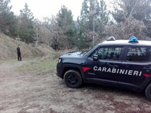 Cinquantenne trovato morto nel bosco