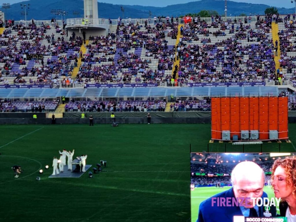 Finale Conference League, il Franchi si scalda con i Bnkr44 / VIDEO