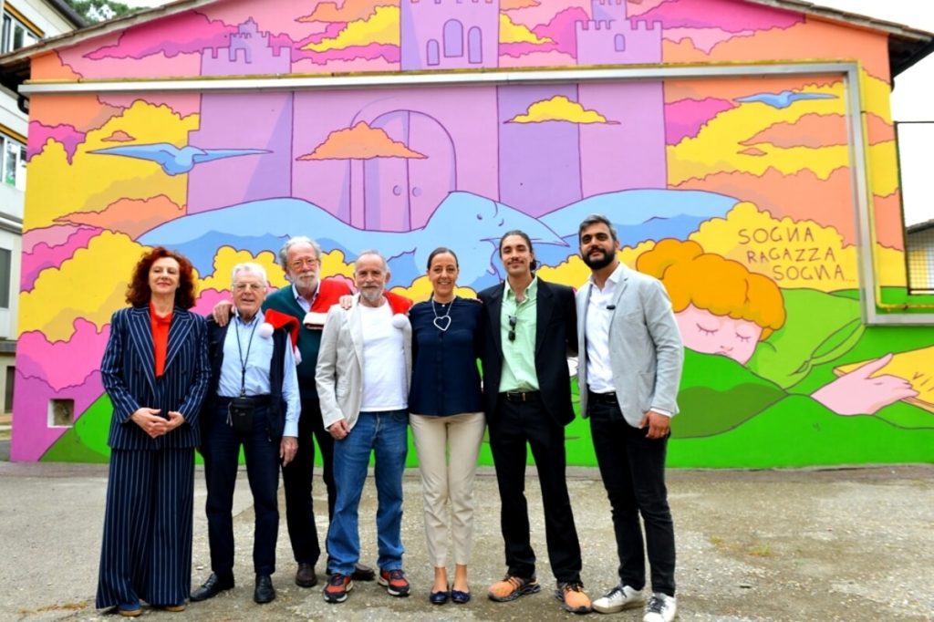 “Il castello dei sogni” dello street artist Dolce Katone illumina il cortile interno della scuola Gianni Rodari a Rifredi