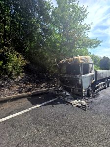 Camion in fiamme sulla Siena-Firenze
