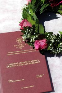 Studentessa si laurea con una tesi sulla Fiorentina: “Ho portato il mio amore per la Viola all'Università”