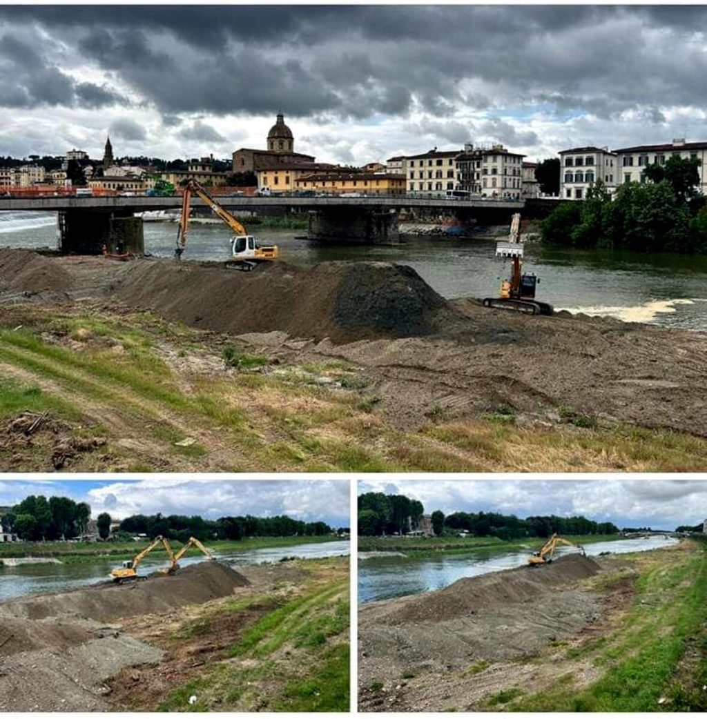 Lungarno Amerigo Vespucci: lavori per portar via quintali di sabbia dall'Arno