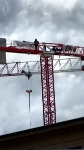 Uomo sale su una gru a Novoli per protesta  VIDEO