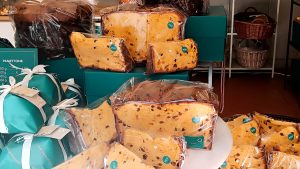 Sotto le torri di San Gimignano c’è una bottega che serve fette di panettone tutto l'anno