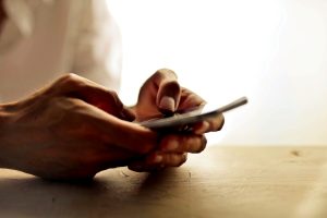 Dipendenza da social, psicologi: “Ansia, isolamento, disturbi del sonno, deficit di attenzione in aumento per migliaia di giovani”