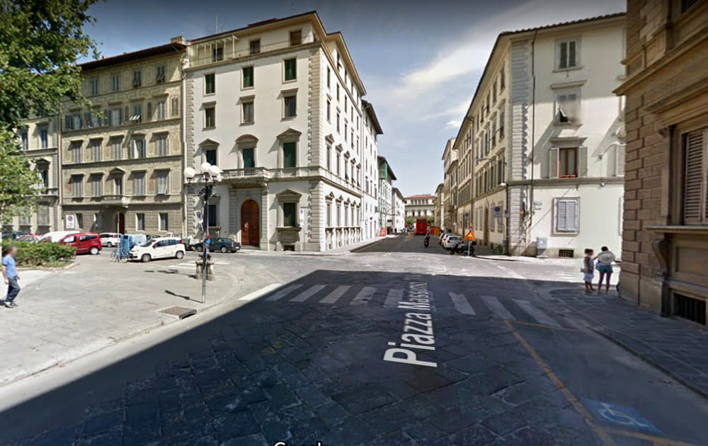 Centro: serie di coltellate accanto alla giostra dei bambini