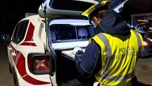 Ancora guai per i pullman turistici: finge di alternare la guida con la moglie per evitare il riposo, patente sospesa