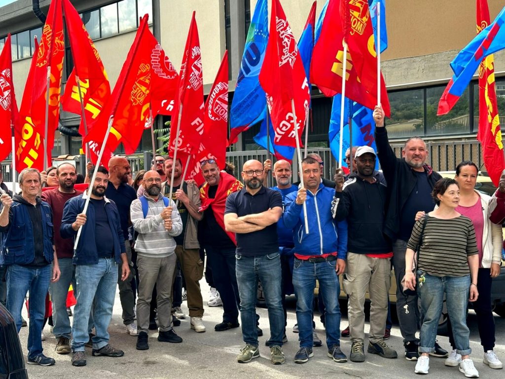Moda, licenziamenti alla Acme: "La soluzione non può essere mettere per strada 14 famiglie" / FOTO