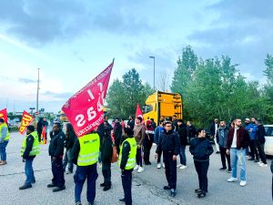 Esselunga, sciopero e presidio: “L'ennesimo morto potrebbe arrivare ogni giorno” / FOTO