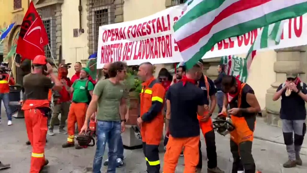 Operai forestali in piazza per il contratto scaduto da 17 mesi VIDEO
