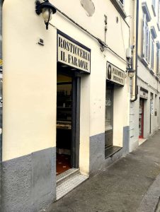 Ladro entra di notte in una rosticceria e porta via tutto / FOTO