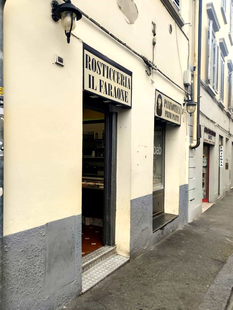 Ladro entra di notte in una rosticceria e porta via tutto / FOTO