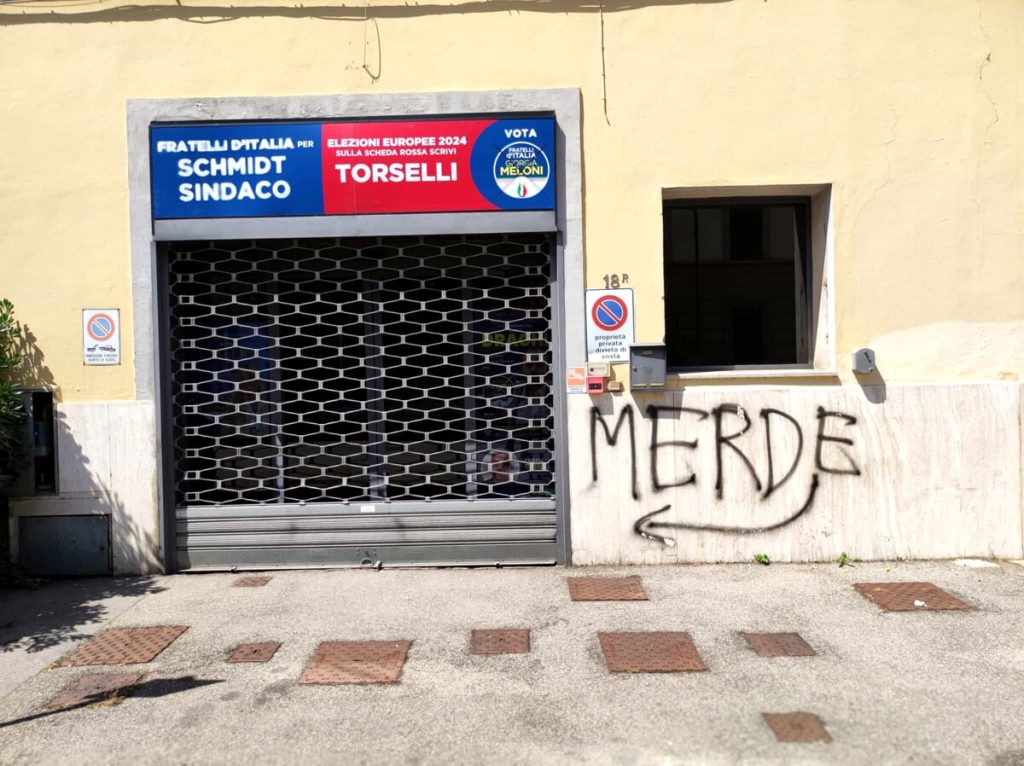 Imbrattata sede di Fratelli d'Italia