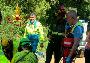 Rovinosa caduta durante una corsa in mountain bike, salvato con l'intervento dell'elicottero