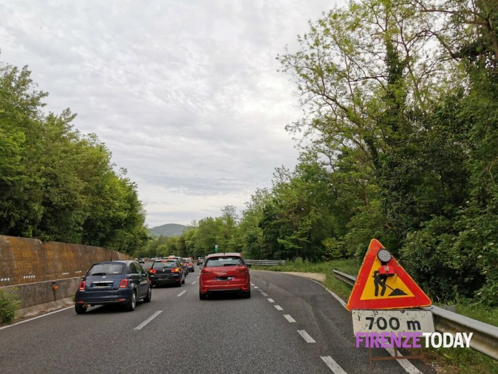Vettura in fiamme, traffico bloccato sulla Siena-Firenze