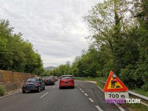 Vettura in fiamme, traffico bloccato sulla Siena-Firenze