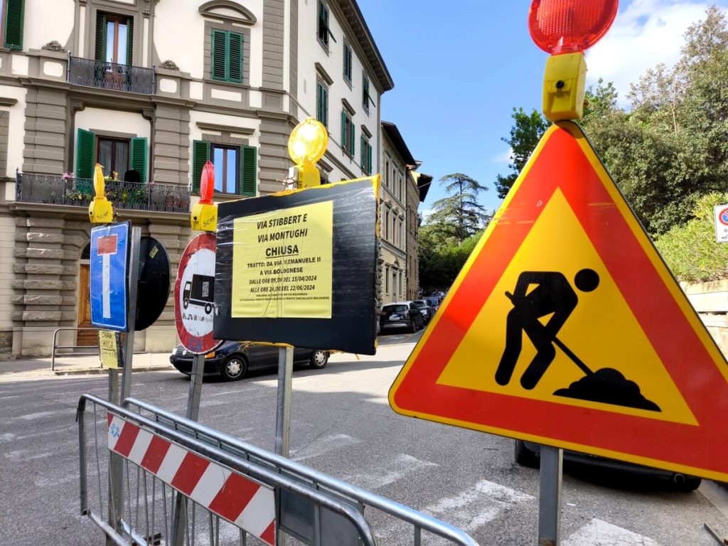 La denuncia: “Il Comune ha chiuso due vie e tolto 60 parcheggi per lavori a una casa privata” / FOTO