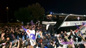Fiorentina, tifosi e giocatori scatenati a Peretola / VIDEO