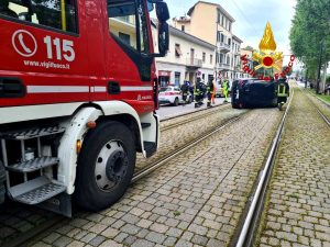 Incidente stradale: auto si ribalta e finisce sui binari della tramvia
