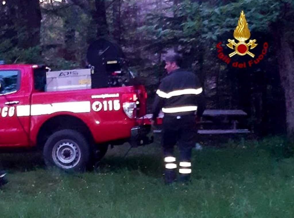Si perdono nella foresta, salvati dai vigili del fuoco