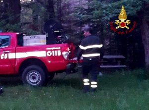 Si perdono nella foresta, salvati dai vigili del fuoco