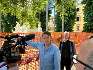Buche e sporcizia, Saccardi e Renzi scattano foto e lanciano la “campagna per il decoro”
