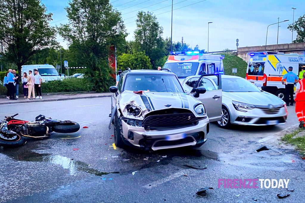 Incidente in viale Europa: gravissimo centauro / FOTO