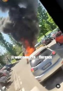 Scandicci: auto in fiamme nel parcheggio di scuola