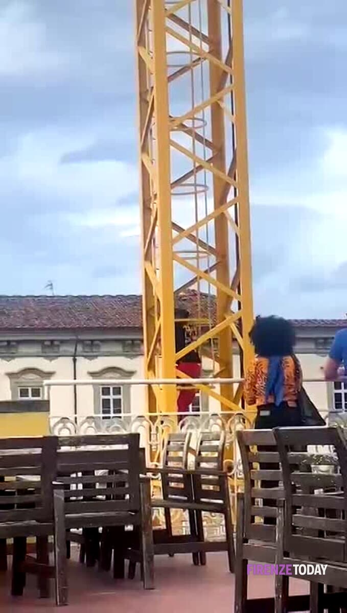 Prato: sale su una gru, paura in centro FOTO