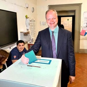 Ballottaggi: il candidato sindaco Schmidt vota al Liceo Macchiavelli  FOTONOTIZIA