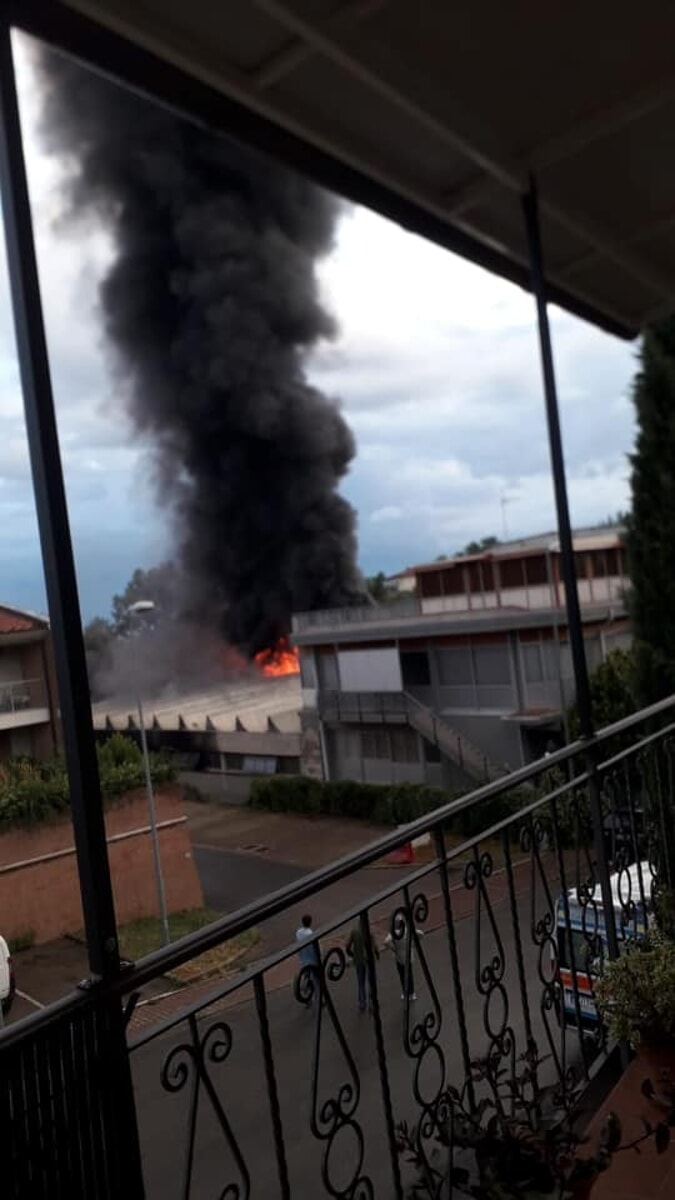 Incendio in uno stabilimento oleario di Tavarnelle: colonna di fumo sul Chianti