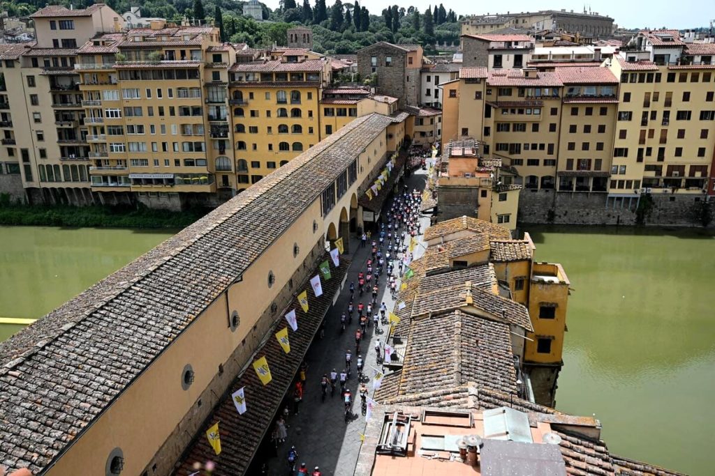 Bardet nella storia: all’ultimo Tour conquista la prima maglia gialla. Ma è una festa per tutti