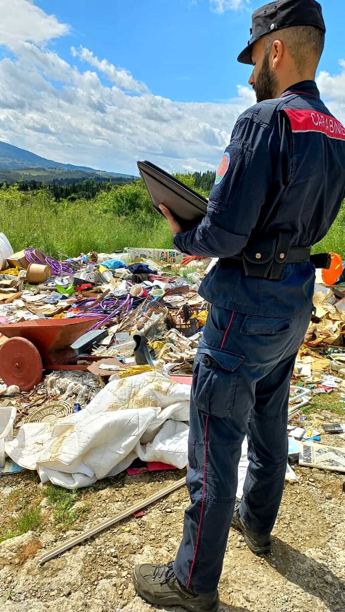 Da Lucca abbandonano rifiuti nel fiorentino: presi