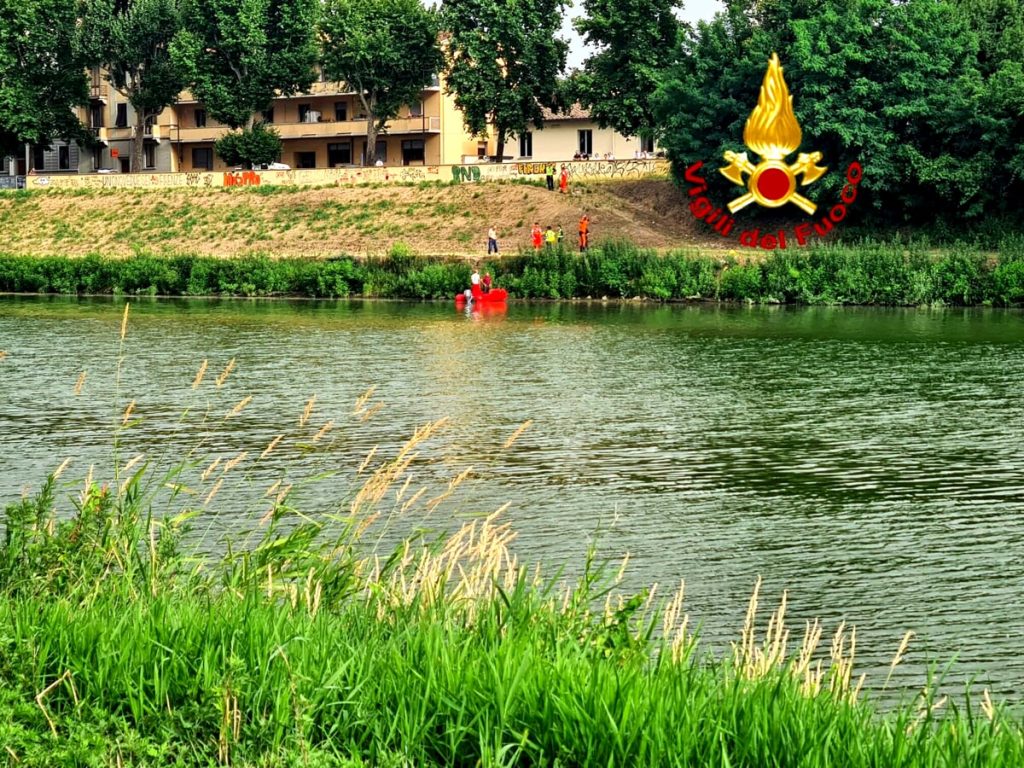 Si butta in Arno, salvato 53enne
