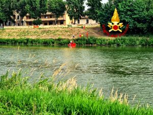 Si butta in Arno, salvato 53enne
