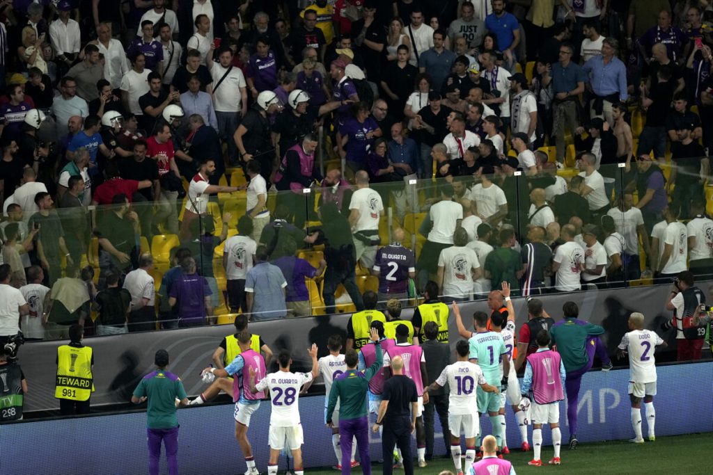 Fiorentina multata e diffidata per i disordini di Atene