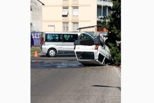 Auto ribaltata / FOTO
