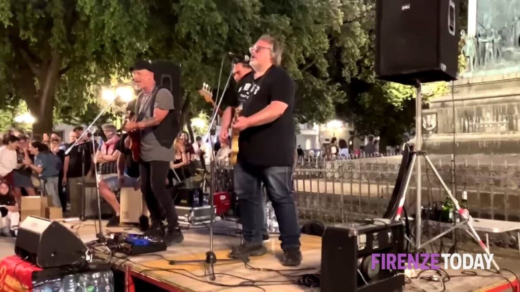 Ex Gkn: Bandabardò in concerto per gli operai in sciopero della fame. Poi il corteo verso il consiglio regionale / FOTO - VIDEO