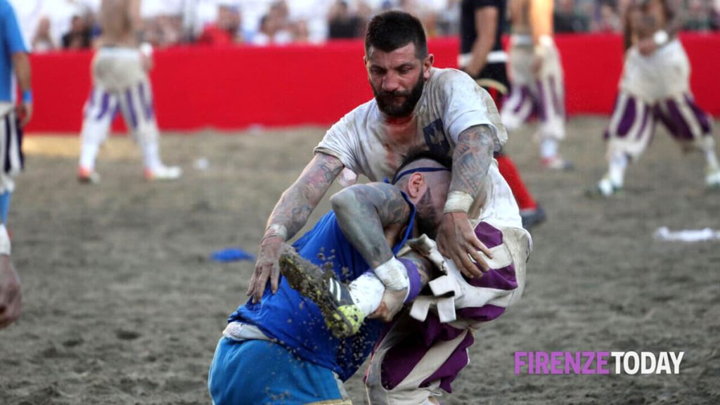 Calcio storico: “Reintrodotto per attrarre turisti, oggi non si vogliono”