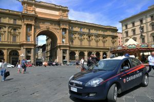 Trafuga cassa di vino, arrestato 32enne