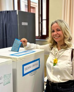 Elezioni, i candidati alle urne: Cecilia Del Re al voto / FOTO