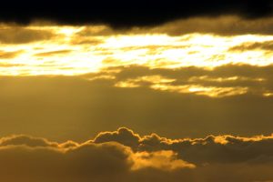 Meteo, il cielo si tinge di giallo