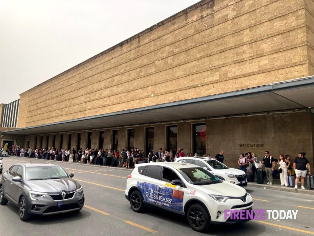 Taxi, restano le code / FOTO