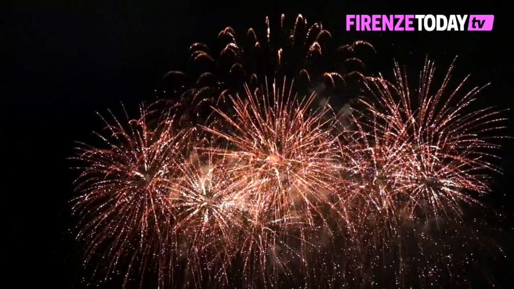 Fuochi di San Giovanni 2024: spettacolo di colori sui lungarni / VIDEO