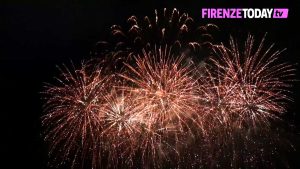 Fuochi di San Giovanni 2024: spettacolo di colori sui lungarni / VIDEO