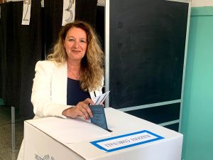 Il centrosinistra si conferma al primo turno: larghe vittorie a Livorno e Prato