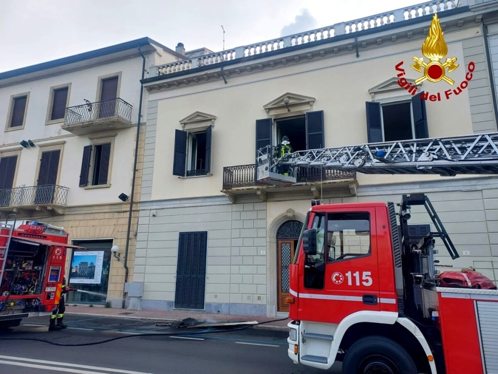Incendio in casa, tre evacuati