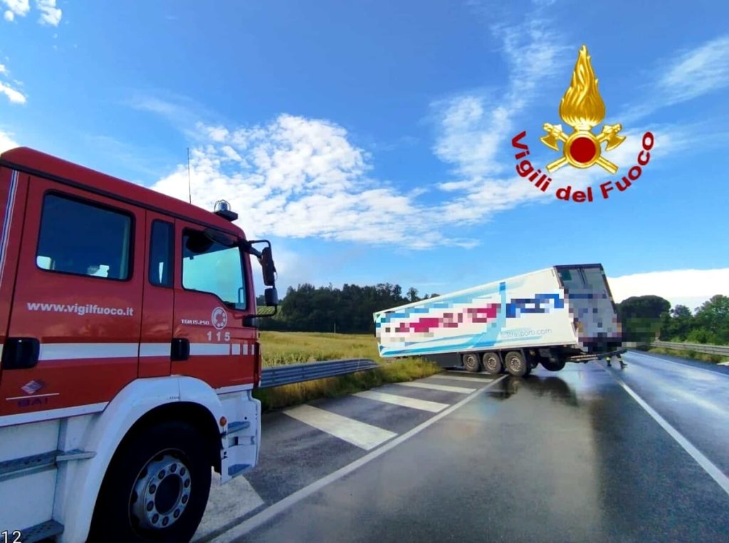 Camion contro il guardrail: paura per il serbatoio danneggiato, era pieno di gas naturale liquefatto / FOTO